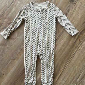 18-24m Kyte baby khaki herringbone romper euc